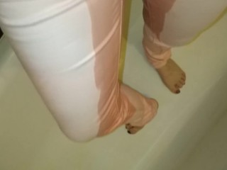 Haarige Muschi pisst in den rosa yeans